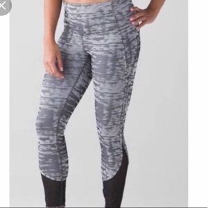 P. Lululemon Beat the Heat Tights 25” in Splacid Jacquard Black White